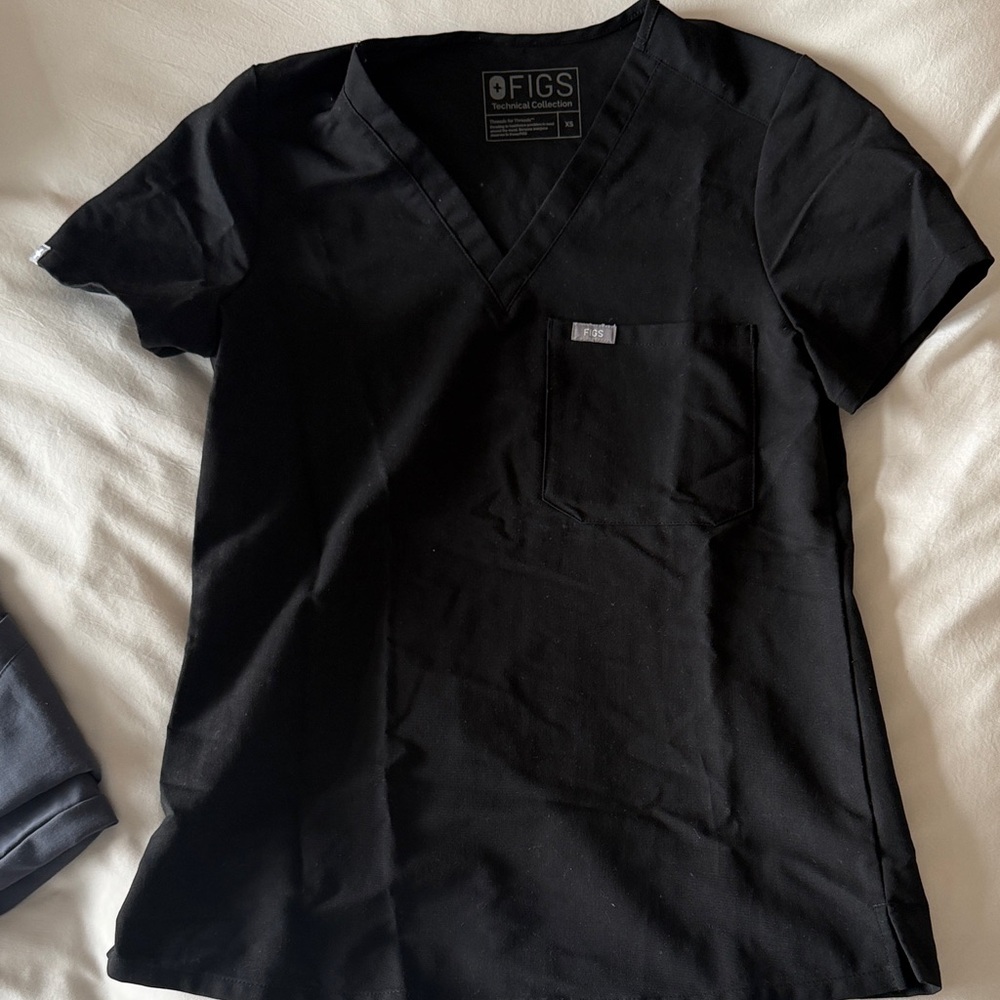 Figs catarina black one pocket scrub Top